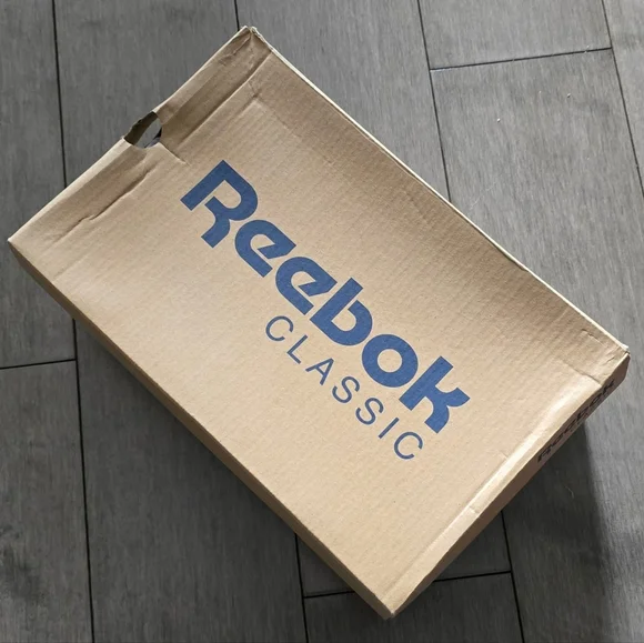 BNIB - New Womans Reebok Classic Sneakers Leather Upper Gum Soles Size 6 1/2 - Picture 4 of 7